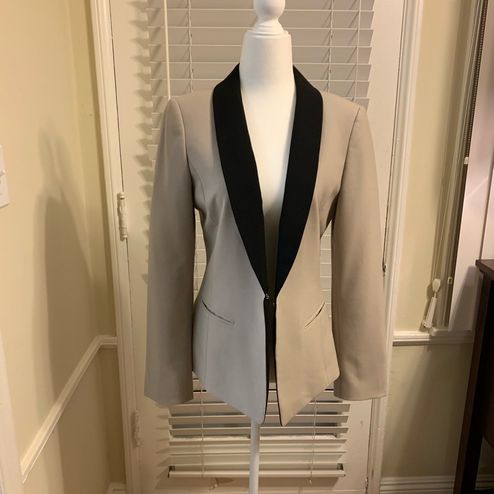 Tahari Arthur Levine blazer. Taupe/black, Size 4